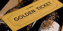 Golden Ticket posé dans une caisse de vin